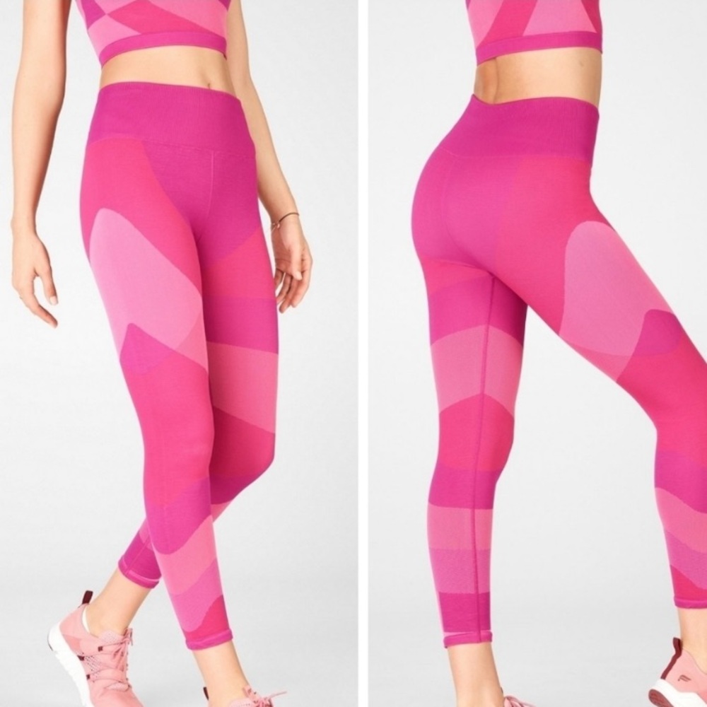 NWT Size M Fushia Fabletics High
Waisted Seamless Leggings